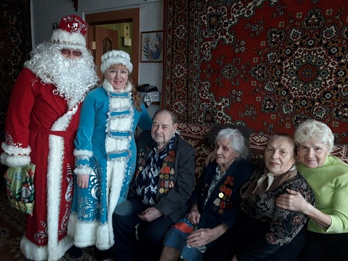 Дед Мороз и Снегурочка в гостях у ветеранов